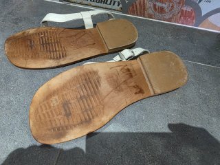 Sandalias de piel MORGAN blancas y marrones.