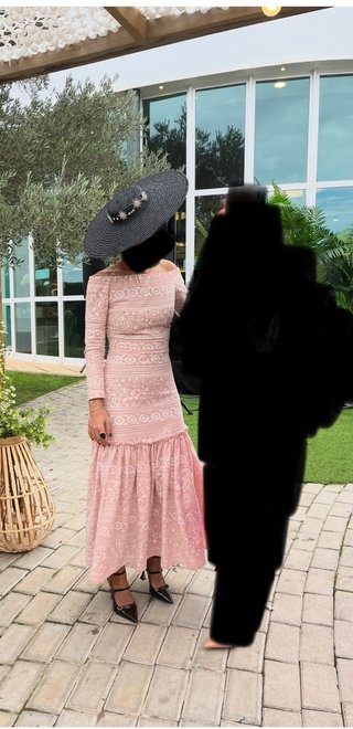 Vestido midi rosa con escote Bardot
