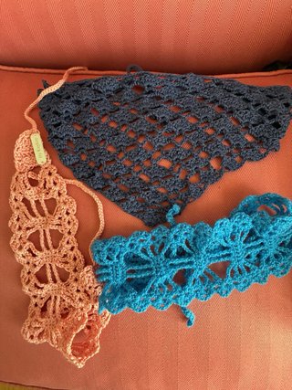 Bandana crochet azul triangular
