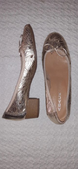 Zapatos de piel dorados