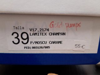 Zapatos de piel dorados