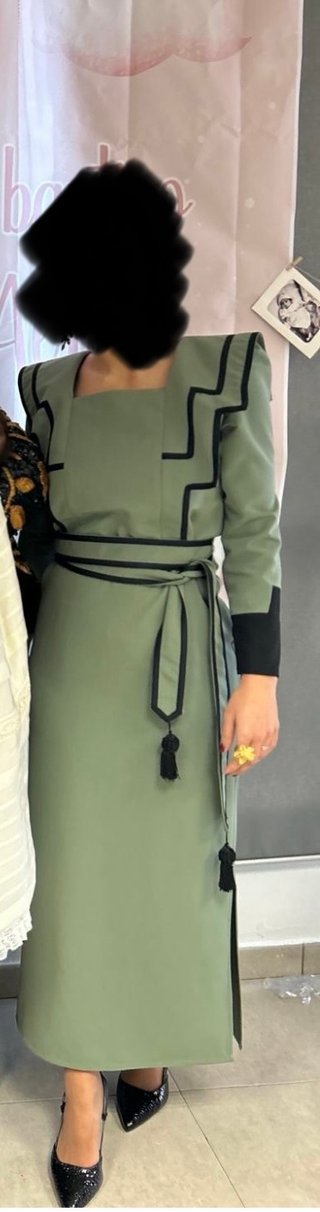 Vestido verde midi con cinturón