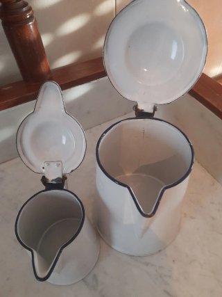 Jarra/lechera/cafetera antigua metal esmaltado