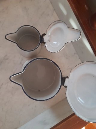 Jarra/lechera/cafetera antigua metal esmaltado