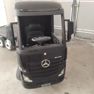 Camión Eléctrico Mercedes Actros Negro
