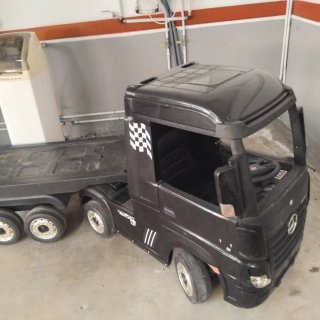 Camión Eléctrico Mercedes Actros Negro