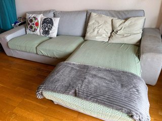 Sillón ikea con chaise longue de tres plazas.