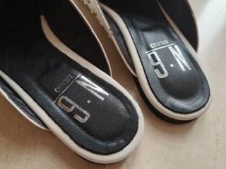 Zapatos planos blancos con tachuelas plateadas