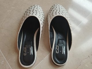 Zapatos planos blancos con tachuelas plateadas