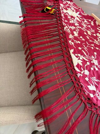 Mantoncillo bordado burdeos con flecos