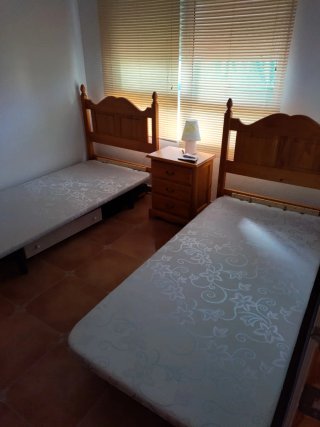 2 camas de 90 y mesilla de madera
