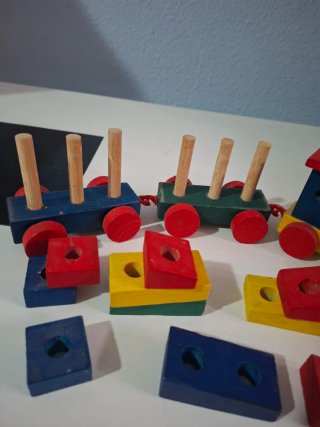 Tren de madera con piezas de colores