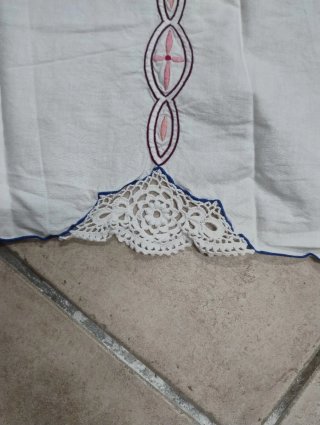 Tovaglia rotonda vintage ricamata a mano
