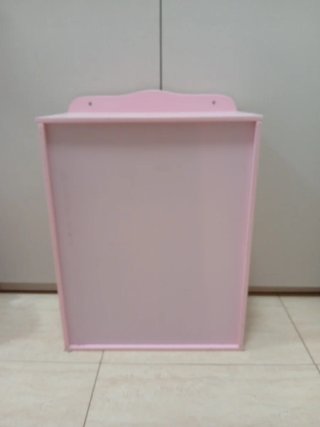 Armario para muñecas rosa con corazones