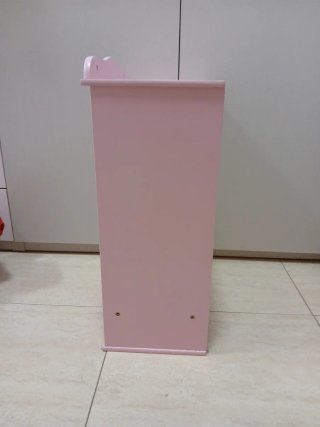 Armario para muñecas rosa con corazones