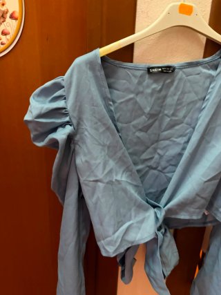Camicetta azzurra con fiocco SHEIN XS