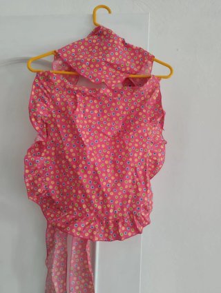 Pañuelo y delantal infantil lunares