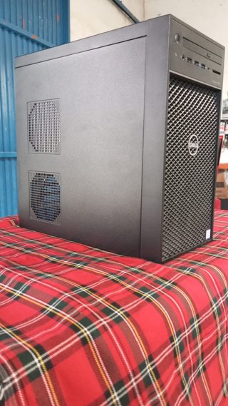 Stazione di lavoro Dell Precision 3630 Xeon 32GB RAM NVIDIA 5GB