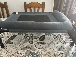 Cama para perro gris