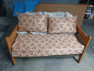 Sofá cama de tela y madera