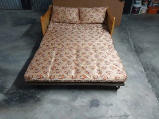 Sofá cama de tela y madera