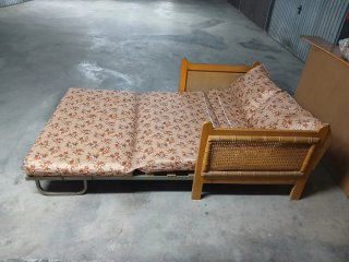 Sofá cama de tela y madera