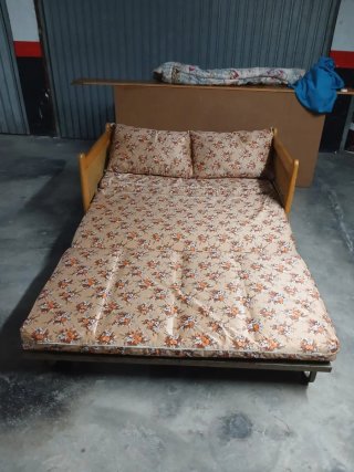 Sofá cama de tela y madera