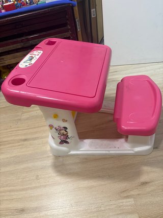 Pupitre infantil rosa y blanco