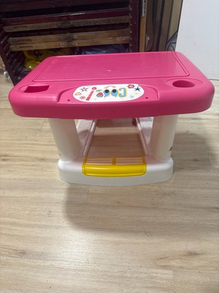 Pupitre infantil rosa y blanco