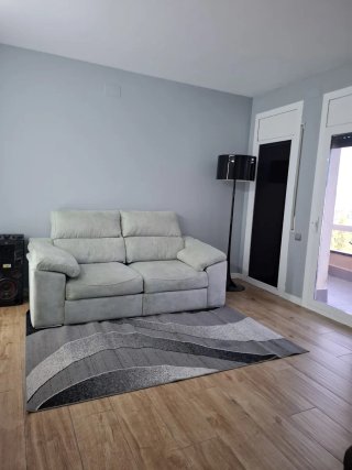 Sofá de tela beige y gris