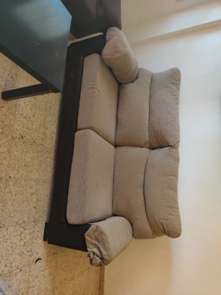 Dos sofás de tela y madera