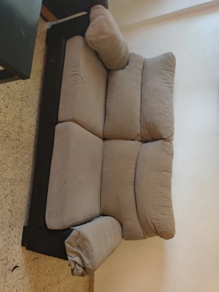 Dos sofás de tela y madera