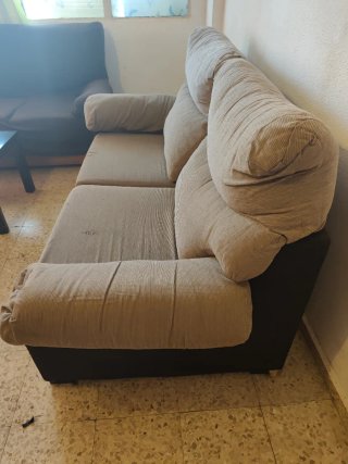 Dos sofás de tela y madera
