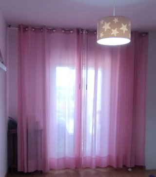 Lámpara y cortinas rosas