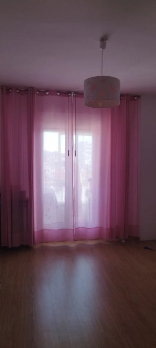 Lámpara y cortinas rosas