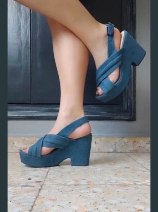 Vestido largo negro, añade las sandalias.