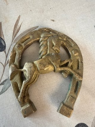 Herradura de latón con caballo