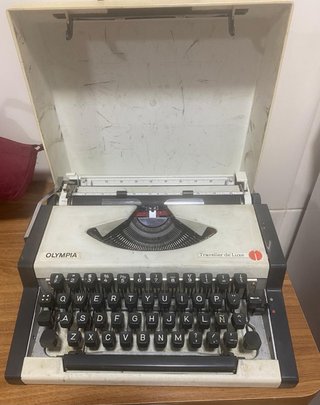 Máquina de escribir Olympia Traveller de Luxe