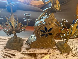 Reloj y candelabros de bronce