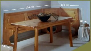 Mesa de madera con 2 bancos y banqueta