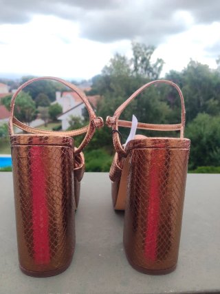 Sandalias doradas by Paula Echevarría