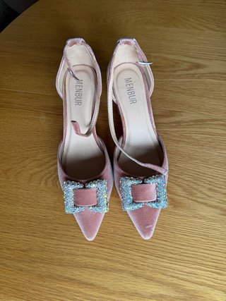 Zapatos rosa tacón adornos plateados MENBUR