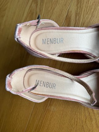Zapatos rosa tacón adornos plateados MENBUR