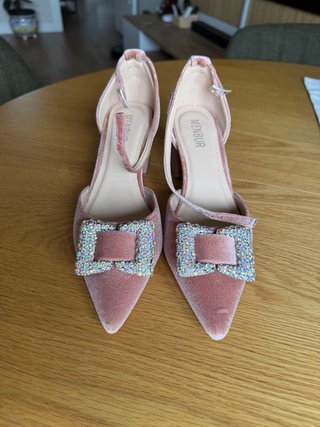 Zapatos rosa tacón adornos plateados MENBUR