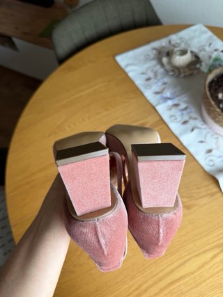 Zapatos rosa tacón adornos plateados MENBUR