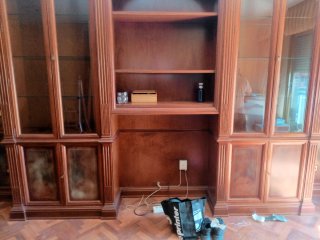 Mueble de salón de madera y cristal