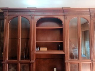 Mueble de salón de madera y cristal