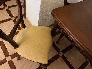 Mesa de madera marrón