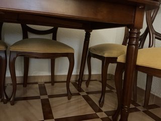 Mesa de madera marrón