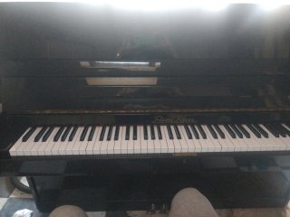 Piano vertical madera oscura